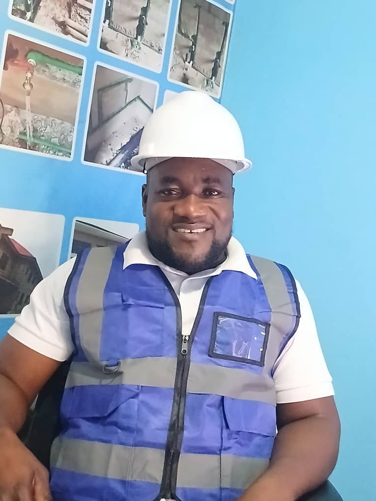 A construction worker wearing a white helmet and purple reflector on top of white shirt